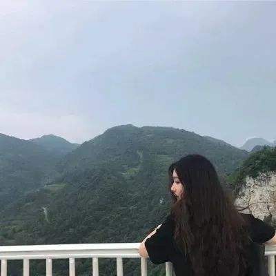 两女孩店门口喝奶茶遭货车碾压身亡